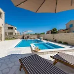 Vikendica Neue Steinvilla Mit Beheiztem Pool In Strandnaehe By Interhome