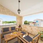 Vikendica Neue Steinvilla Mit Beheiztem Pool In Strandnaehe By Interhome