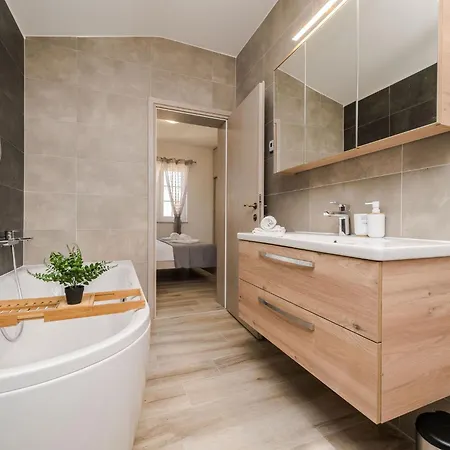 Casa vacanze Neue Steinvilla Mit Beheiztem Pool In Strandnaehe By Interhome Privlaka (Zadar)