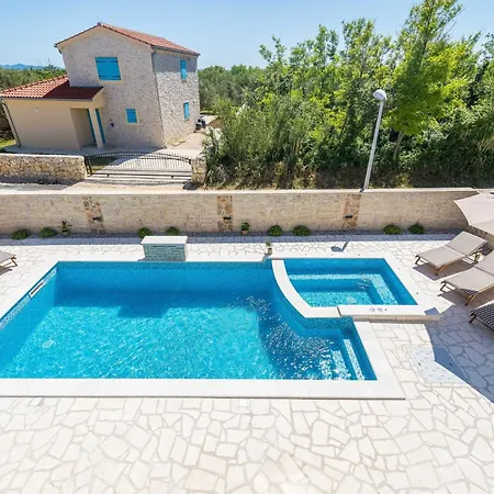 Neue Steinvilla Mit Beheiztem Pool In Strandnaehe By Interhome 普利拉卡