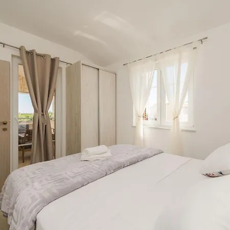 Neue Steinvilla Mit Beheiztem Pool In Strandnaehe By Interhome *