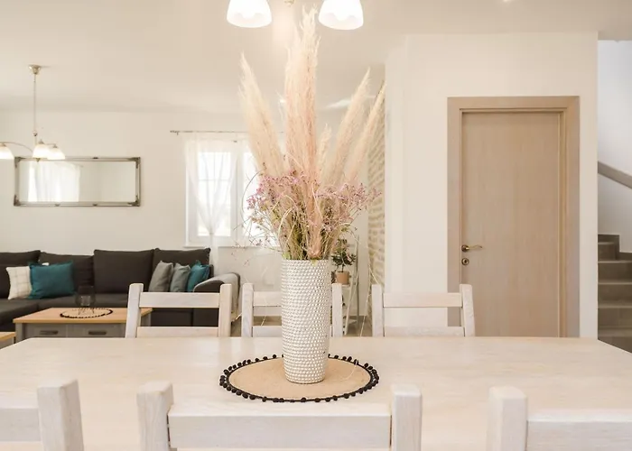 Neue Steinvilla Mit Beheiztem Pool In Strandnaehe By Interhome *