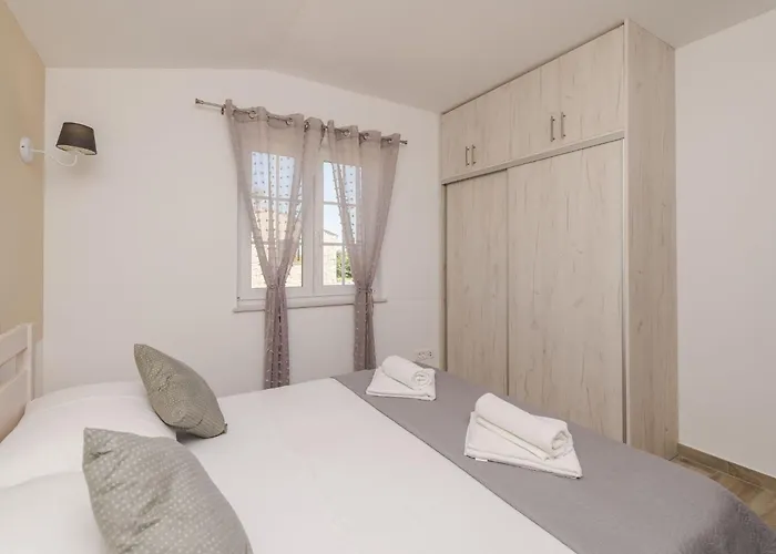Neue Steinvilla Mit Beheiztem Pool In Strandnaehe By Interhome 프리블라카