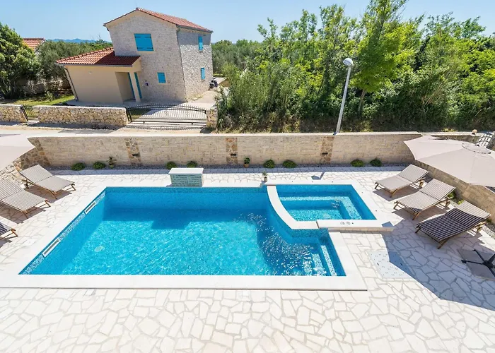 Neue Steinvilla Mit Beheiztem Pool In Strandnaehe By Interhome 프리블라카