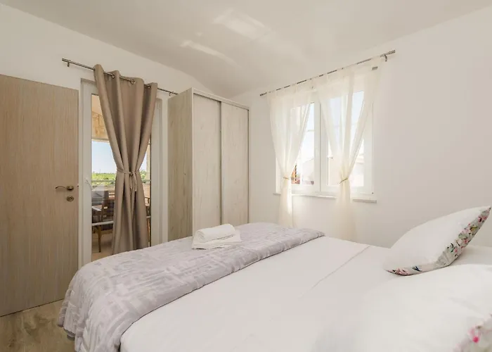 Neue Steinvilla Mit Beheiztem Pool In Strandnaehe By Interhome *