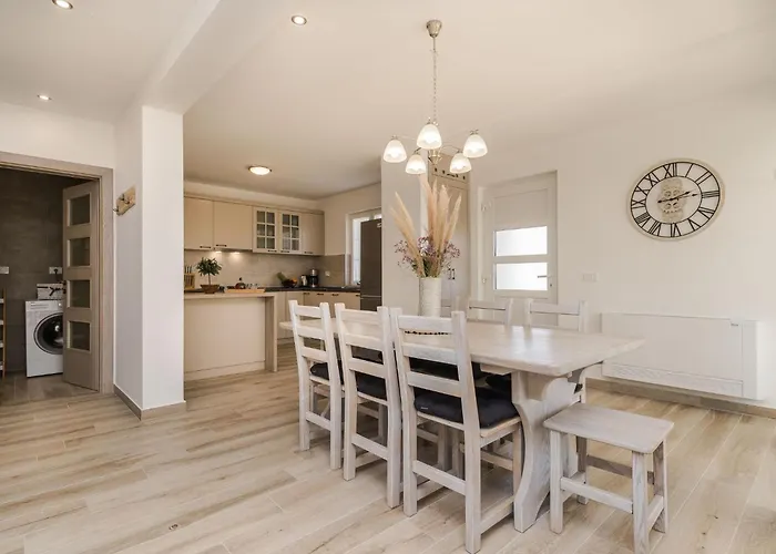 Neue Steinvilla Mit Beheiztem Pool In Strandnaehe By Interhome 度假居
